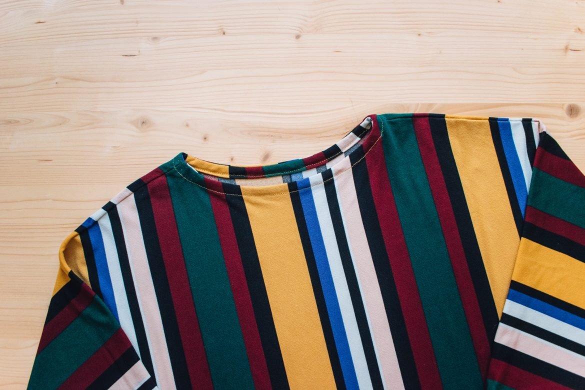 Pulir el cuello de una camiseta Fácil y rápido – Looks and DIY Pulir cuello camiseta ¡Muy fácil y rápido!