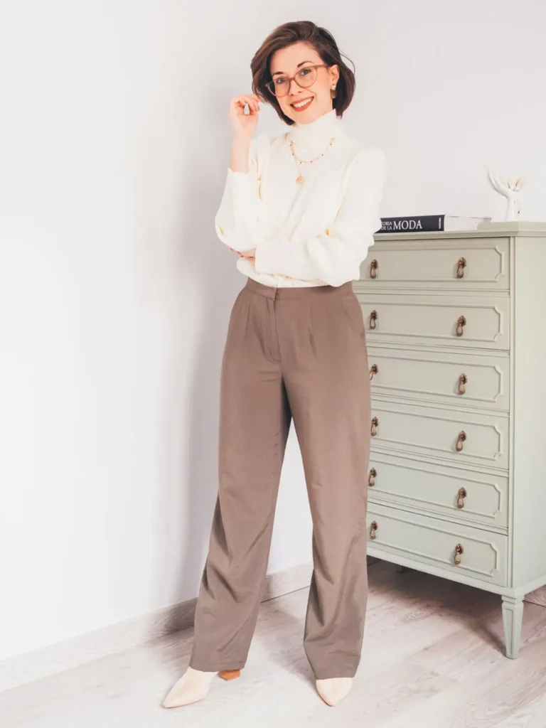 Esther Martínez, your teacher in the Made by Me capsule wardrobe sewing course, guiding you through each step.